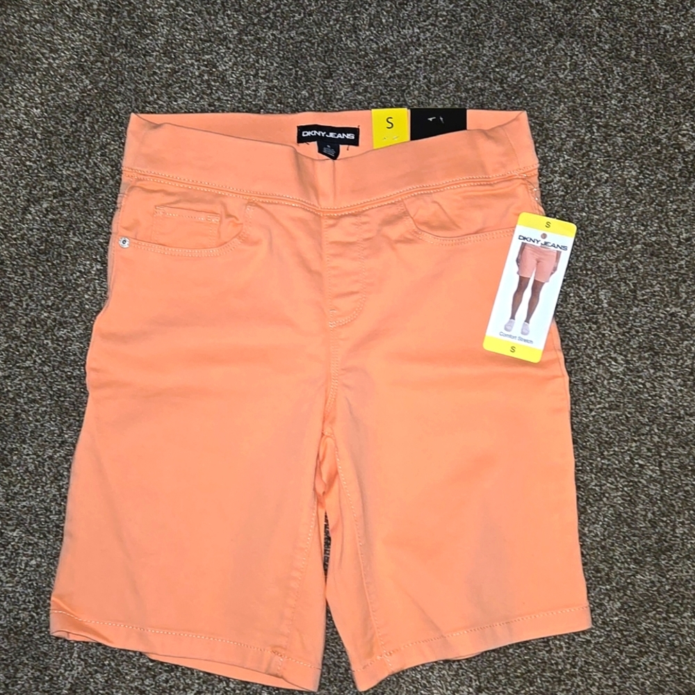 DKNY WOMENS NWT COMFORT STRETCH SHORTS - Picture 1 of 2